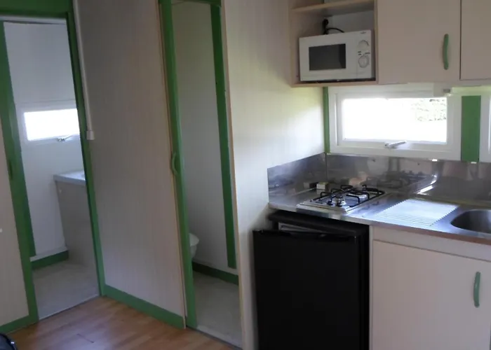 Kemp Les Pinasses 3*